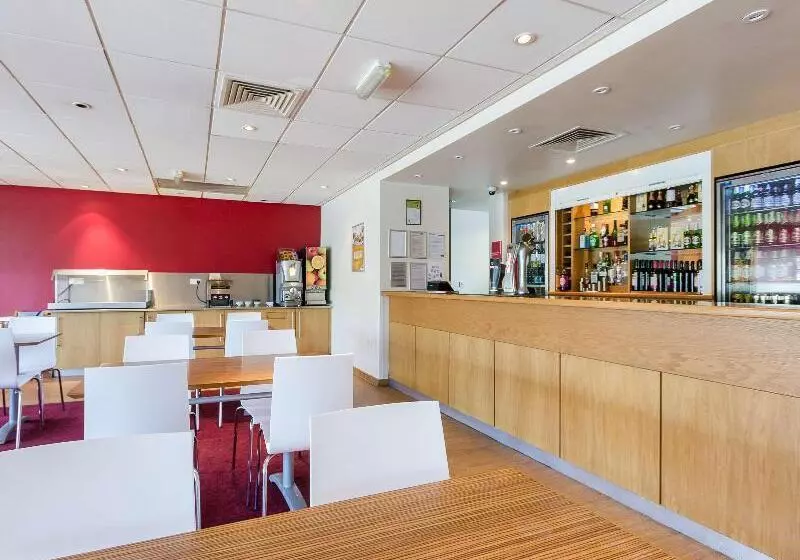 酒店 Travelodge Sunbury M3