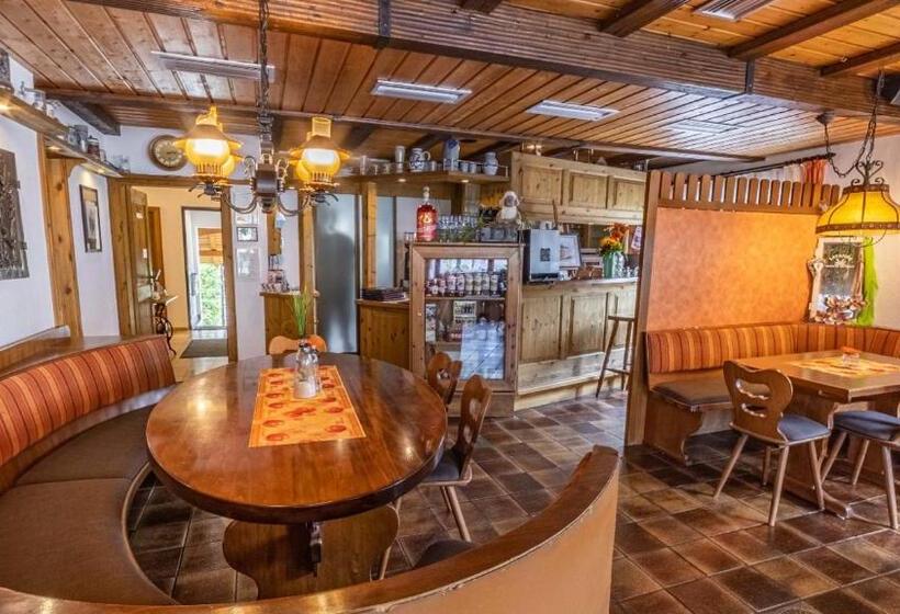 פנסיון Rommentaler Burgstüble