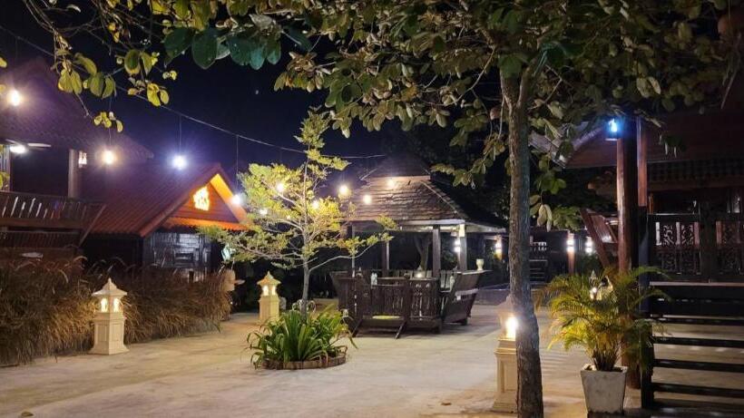 住宿加早餐  Ruenthai Ampawa