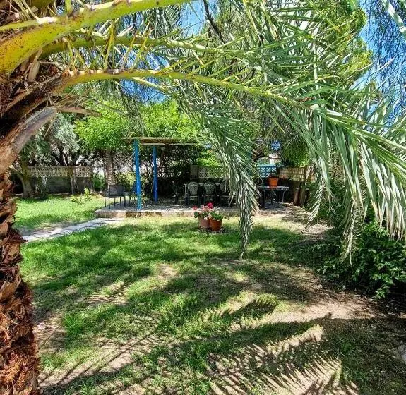 House With Exclusive Pool And Garden 7 Min Walk From The Beach And The Center