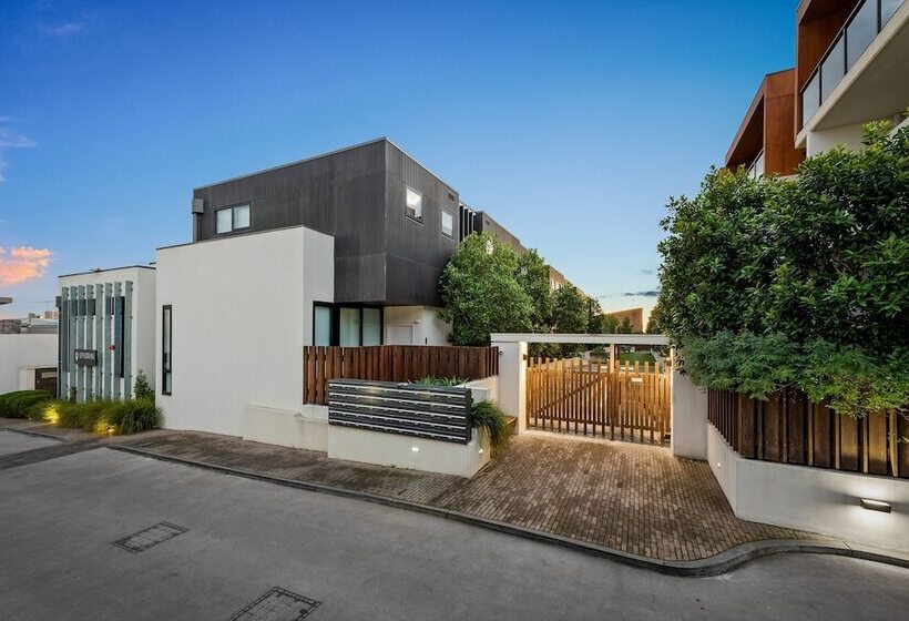Staycentral Northcote Townhouse With Study