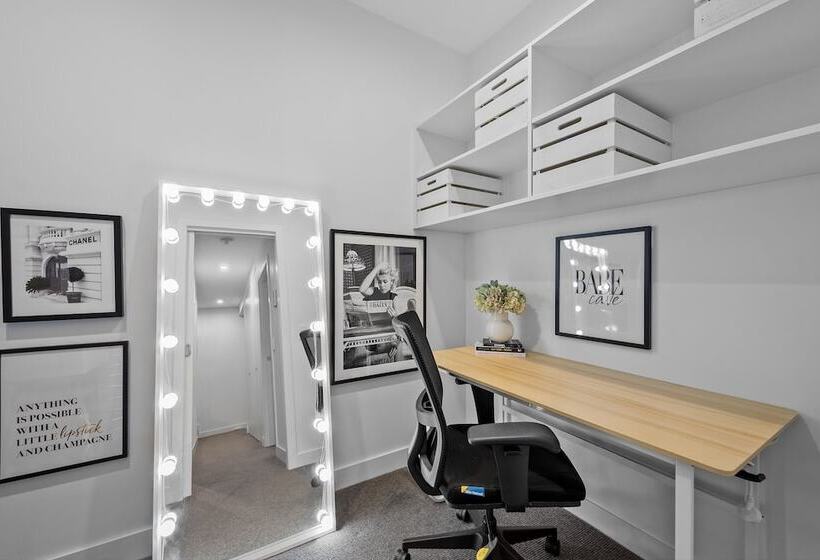 Staycentral Northcote Townhouse With Study