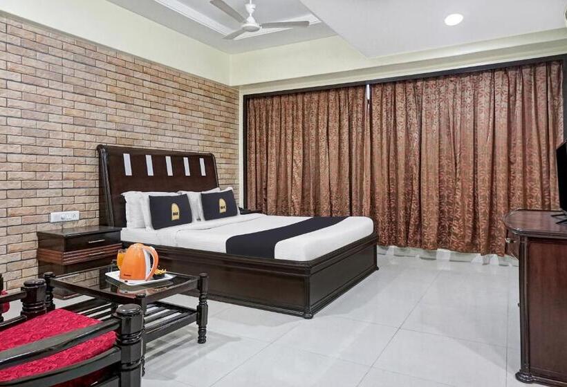 בית מלון כפרי Super Townhouse Oak Gharonda Residency Near Sant Tukaram Nagar Metro Station