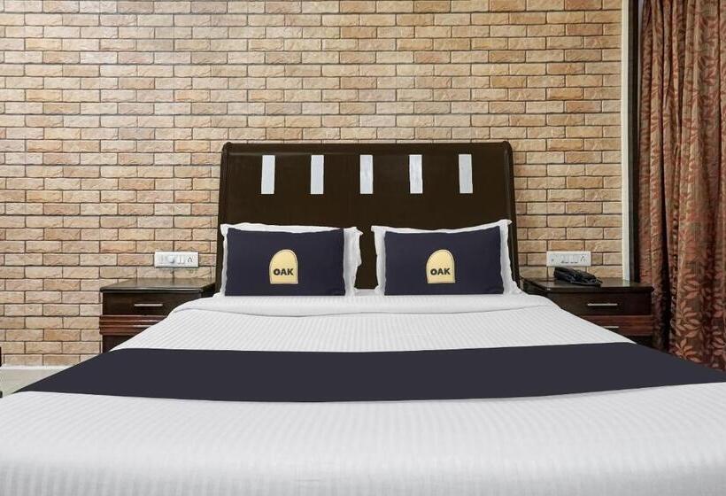 בית מלון כפרי Super Townhouse Oak Gharonda Residency Near Sant Tukaram Nagar Metro Station