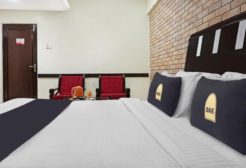 בית מלון כפרי Super Townhouse Oak Gharonda Residency Near Sant Tukaram Nagar Metro Station