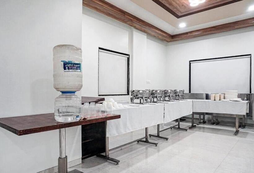 בית מלון כפרי Super Townhouse Oak Gharonda Residency Near Sant Tukaram Nagar Metro Station