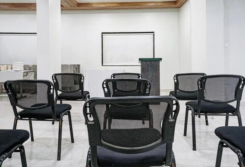 בית מלון כפרי Super Townhouse Oak Gharonda Residency Near Sant Tukaram Nagar Metro Station