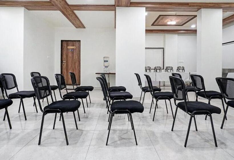 בית מלון כפרי Super Townhouse Oak Gharonda Residency Near Sant Tukaram Nagar Metro Station