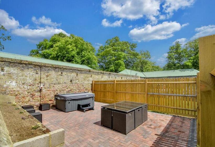 The Flint Barn At Quex Park Estate