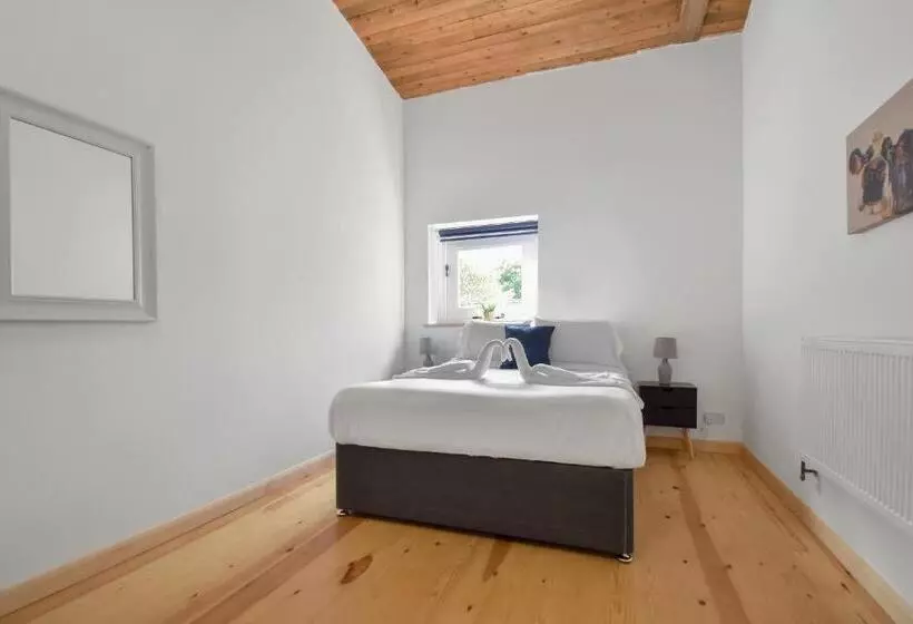 The Flint Barn At Quex Park Estate