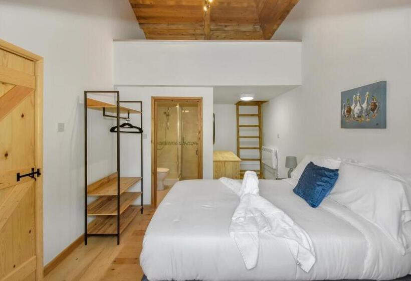 The Flint Barn At Quex Park Estate