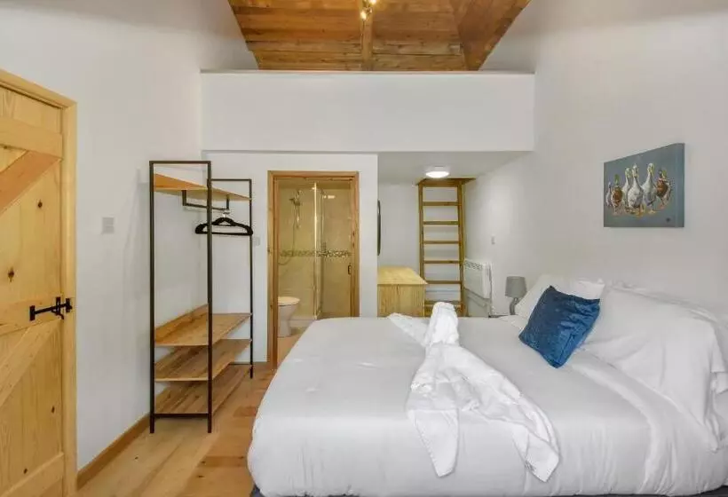 The Flint Barn At Quex Park Estate