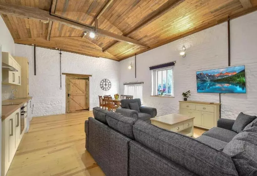 The Flint Barn At Quex Park Estate