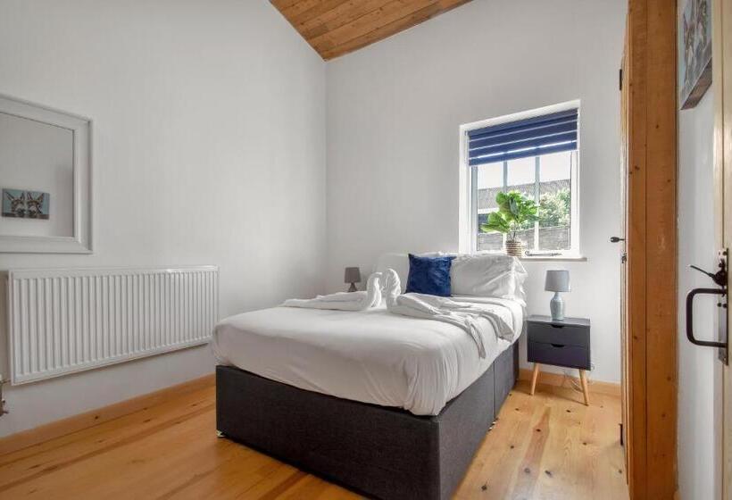 The Flint Barn At Quex Park Estate