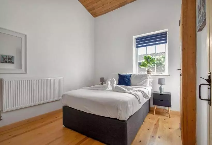 The Flint Barn At Quex Park Estate