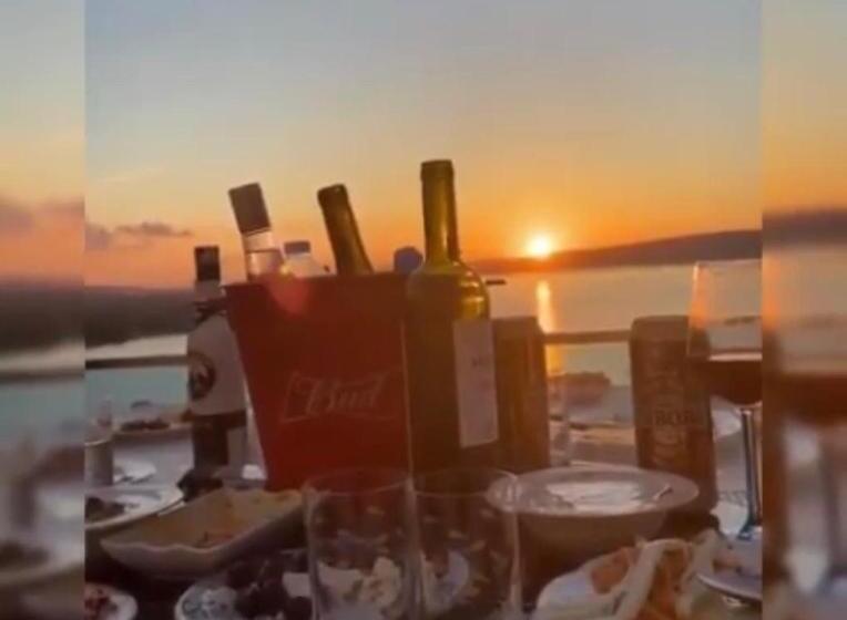 Whi̇te Rose Vi̇lla Jakuzili Ve Isıtma Havuzlu