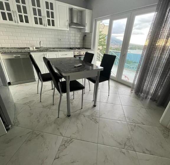 Whi̇te Rose Vi̇lla Jakuzili Ve Isıtma Havuzlu