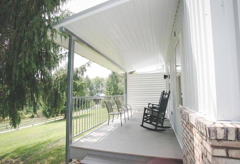 Отель Farmhouse Suites By Amish Country Lodging