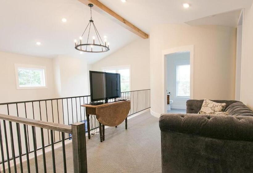 Отель Farmhouse Suites By Amish Country Lodging