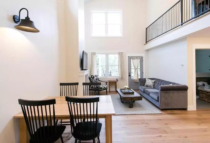 Hotelli Farmhouse Suites By Amish Country Lodging