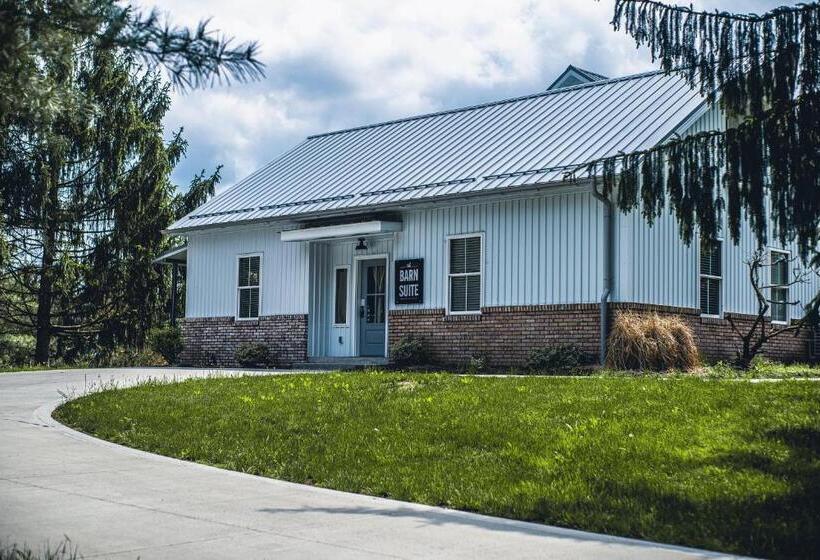 Отель Farmhouse Suites By Amish Country Lodging