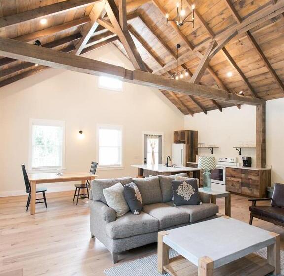 Отель Farmhouse Suites By Amish Country Lodging