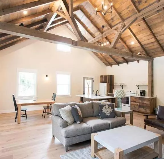 Hotelli Farmhouse Suites By Amish Country Lodging