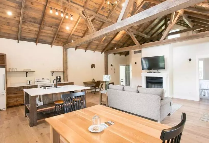 Hotelli Farmhouse Suites By Amish Country Lodging