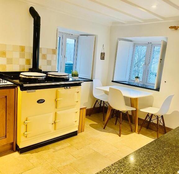 Peep O Day Stylish 4bedroom Cottage With Dale View