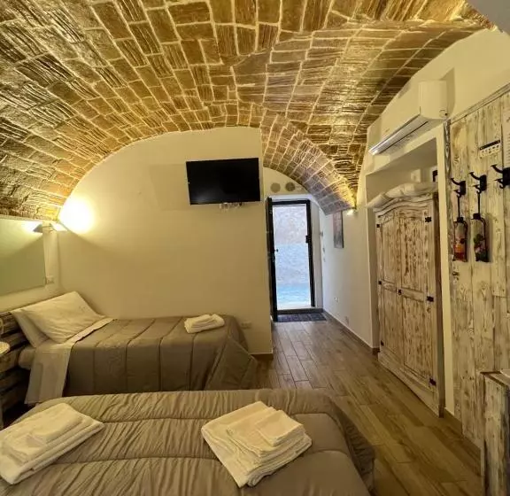 تختخواب و صبحانه L Antico Soffitto Tropea