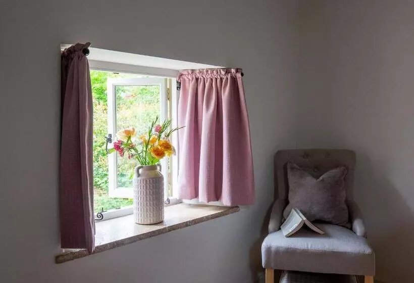 Climbing Rose Cottage   Dog Friendly   Peaceful Cotswold Cottage