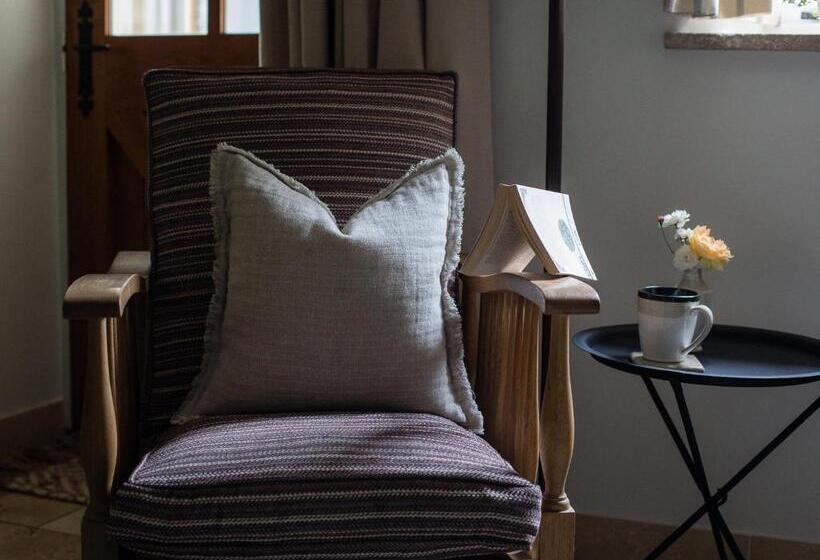 Climbing Rose Cottage   Dog Friendly   Peaceful Cotswold Cottage