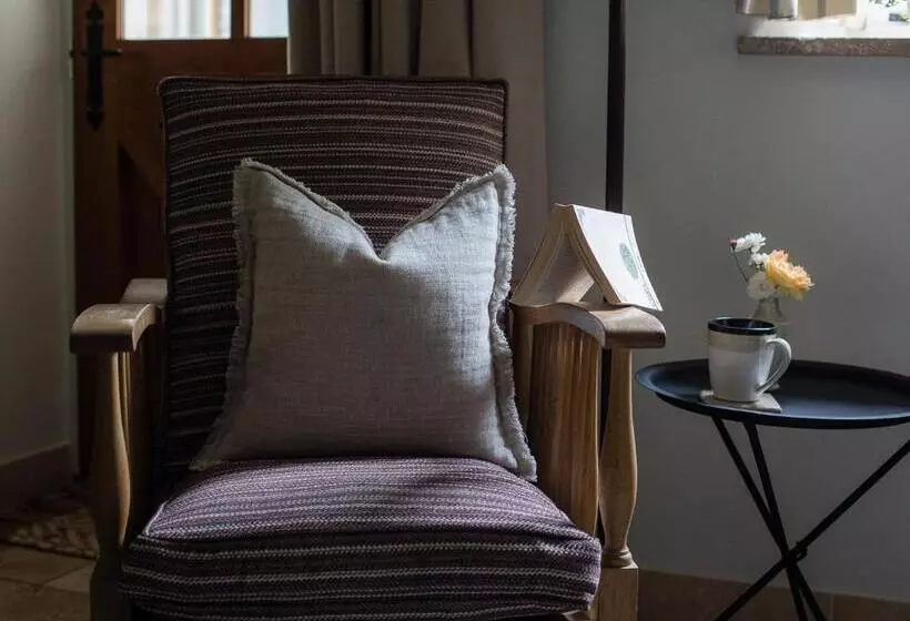 Climbing Rose Cottage   Dog Friendly   Peaceful Cotswold Cottage