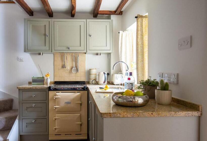 Climbing Rose Cottage   Dog Friendly   Peaceful Cotswold Cottage