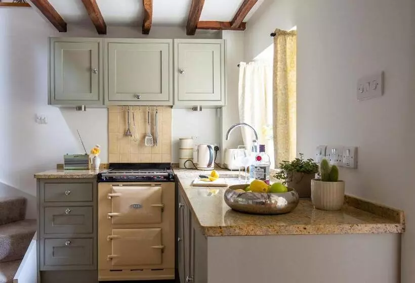 Climbing Rose Cottage   Dog Friendly   Peaceful Cotswold Cottage