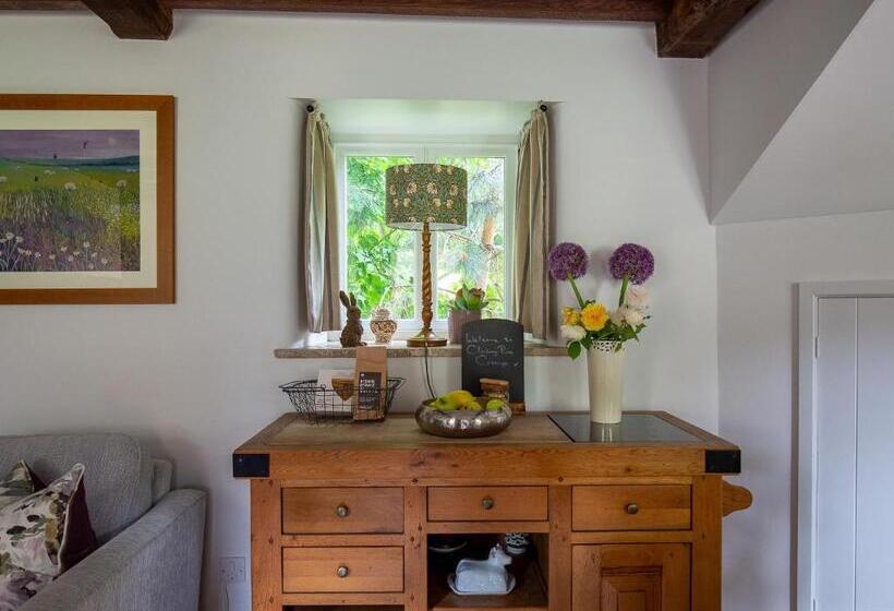 Climbing Rose Cottage   Dog Friendly   Peaceful Cotswold Cottage