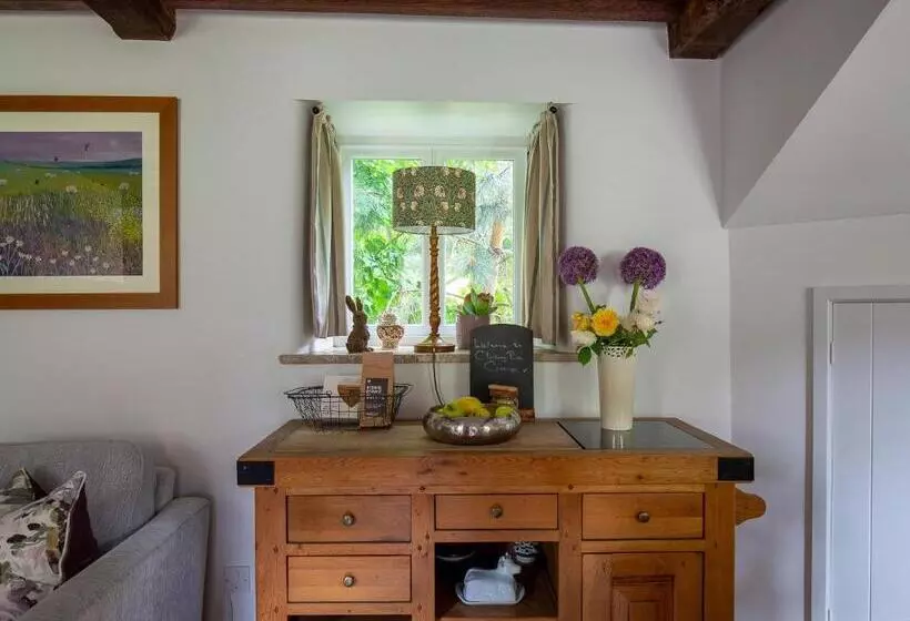 Climbing Rose Cottage   Dog Friendly   Peaceful Cotswold Cottage