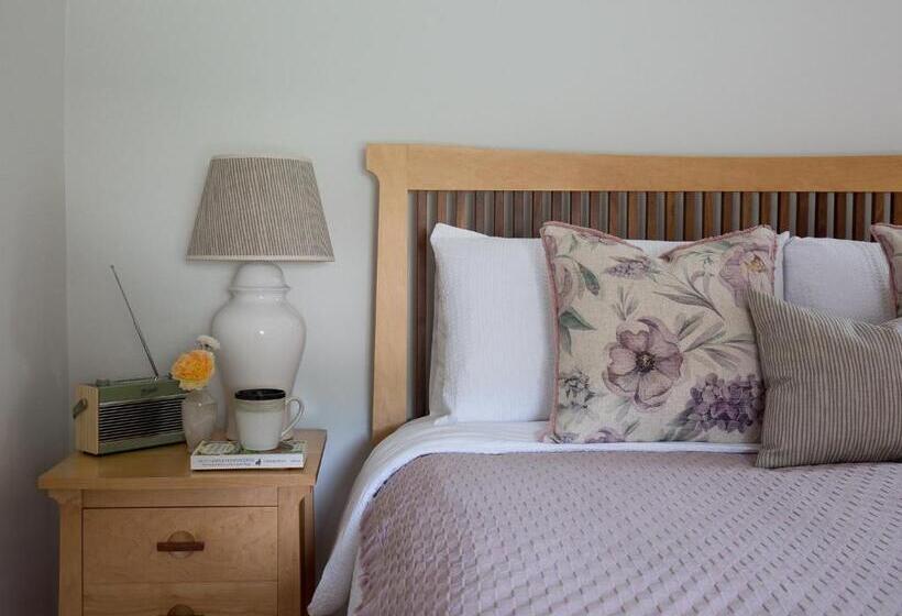 Climbing Rose Cottage   Dog Friendly   Peaceful Cotswold Cottage