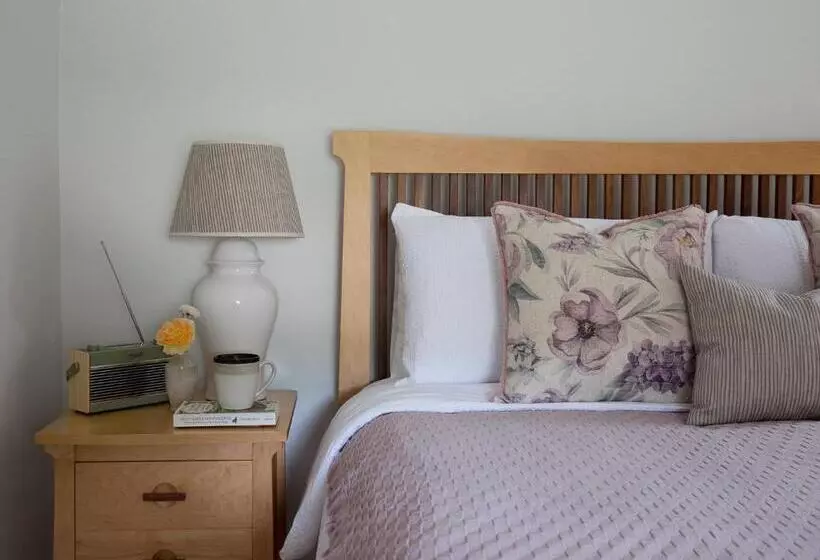 Climbing Rose Cottage   Dog Friendly   Peaceful Cotswold Cottage