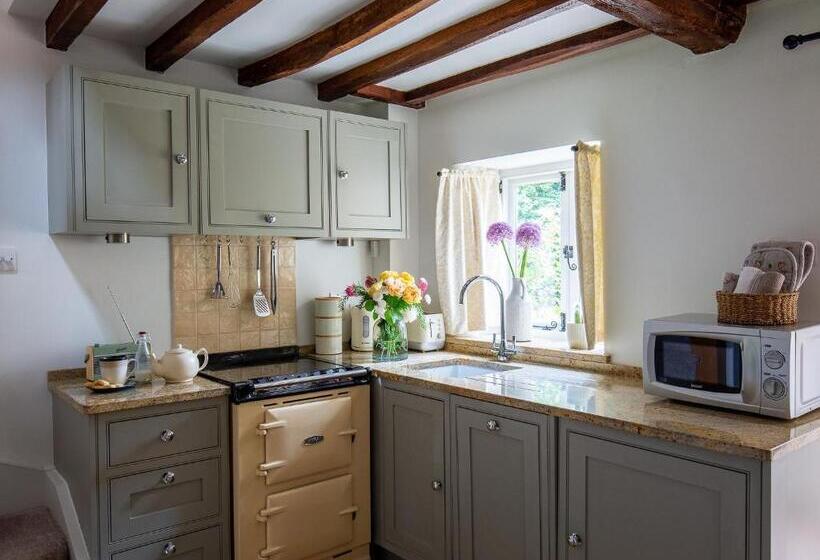 Climbing Rose Cottage   Dog Friendly   Peaceful Cotswold Cottage