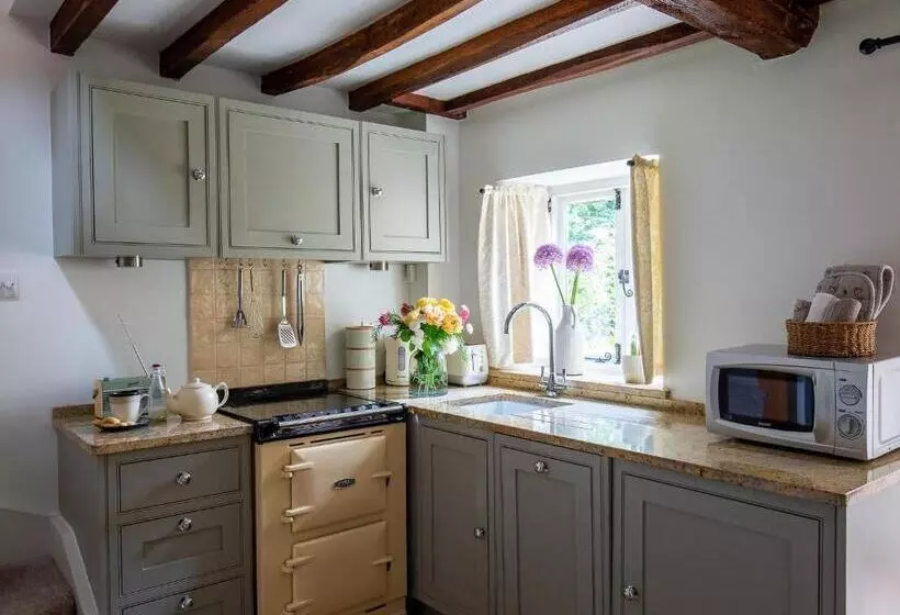 Climbing Rose Cottage   Dog Friendly   Peaceful Cotswold Cottage