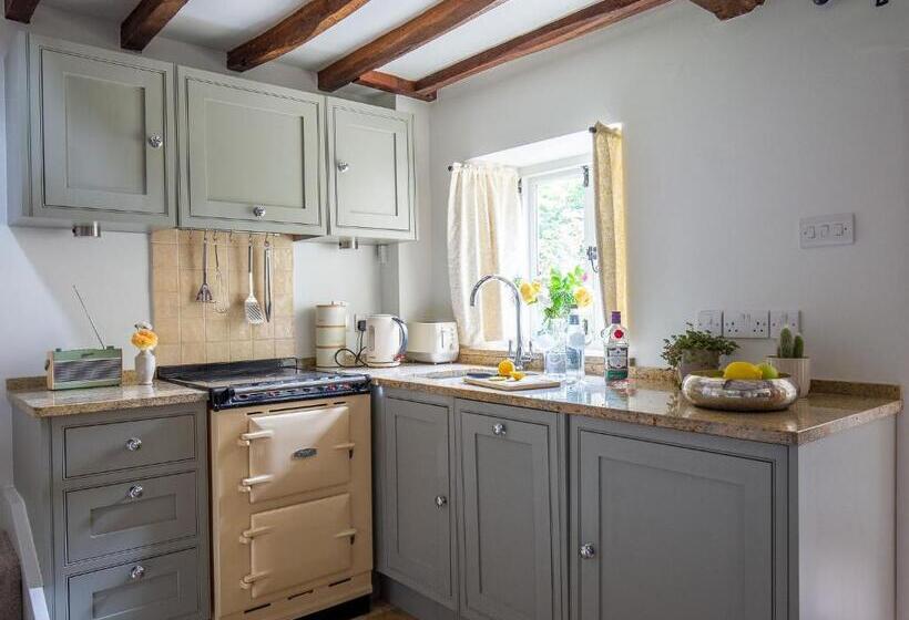 Climbing Rose Cottage   Dog Friendly   Peaceful Cotswold Cottage