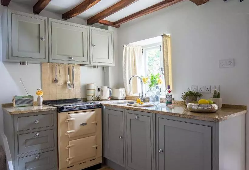 Climbing Rose Cottage   Dog Friendly   Peaceful Cotswold Cottage