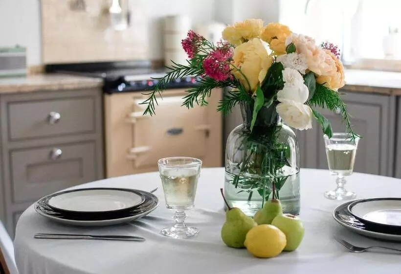 Climbing Rose Cottage   Dog Friendly   Peaceful Cotswold Cottage