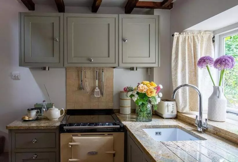 Climbing Rose Cottage   Dog Friendly   Peaceful Cotswold Cottage