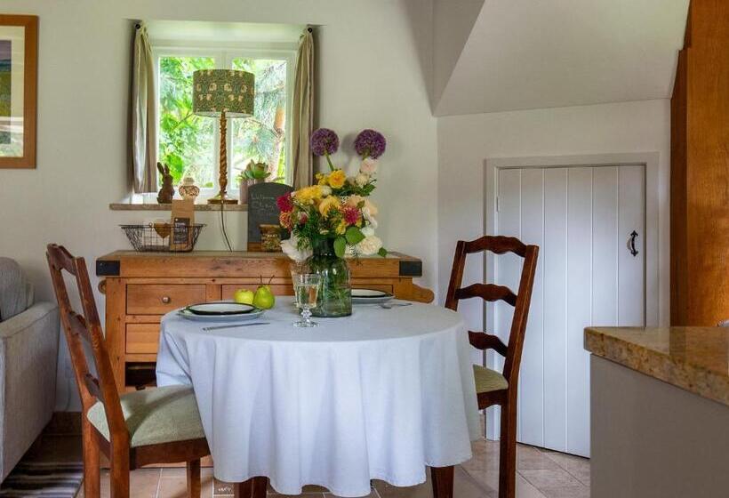 Climbing Rose Cottage   Dog Friendly   Peaceful Cotswold Cottage