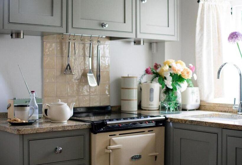 Climbing Rose Cottage   Dog Friendly   Peaceful Cotswold Cottage