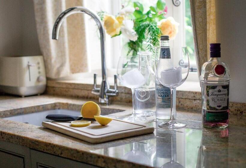 Climbing Rose Cottage   Dog Friendly   Peaceful Cotswold Cottage