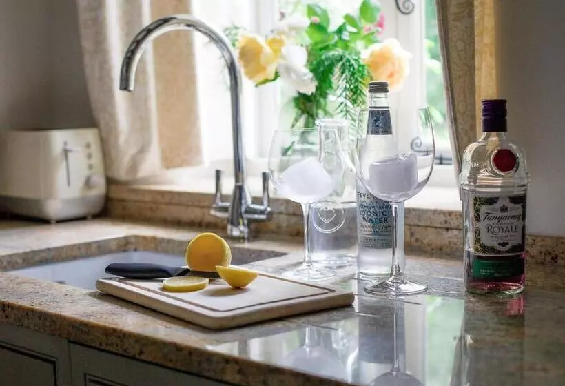 Climbing Rose Cottage   Dog Friendly   Peaceful Cotswold Cottage