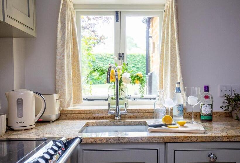 Climbing Rose Cottage   Dog Friendly   Peaceful Cotswold Cottage